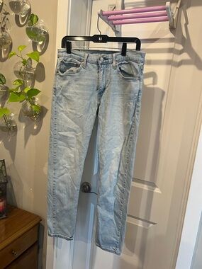 Levi's light blue denim mid-rise jeans with leather patch